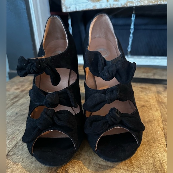 Anthropologie Lucky Penny Black Suede Bow Cutout Heels Women’s 8.5 - Picture 2 of 7